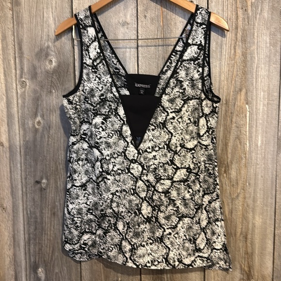 Black and White Sleeveless Top - Picture 6 of 8